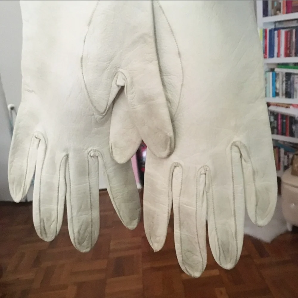 Vintage White Leather Gloves w Embroidered Flowers